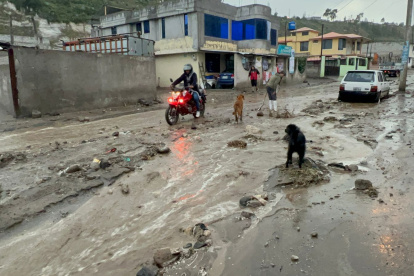 Bomberos de Latacunga buscan prevenir acciones de prevención para evitar inundaciones.