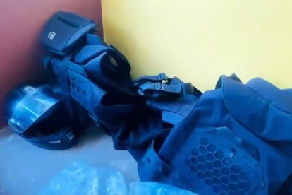 Policía allana vivienda en Guamaní y encuentra armas, uniformes policiales y drogas.