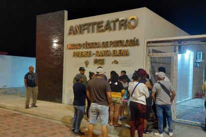 Familiares de los fallecidos acudieron al anfiteatro provincial para obtener información de ellos.