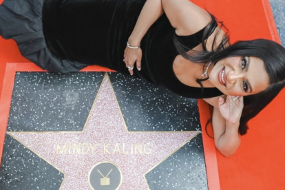 Mindy Kaling, en la ceremonia por su estrella en el Paseo de la Fama en Hollywood.