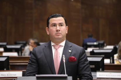 Ferdinan Álvarez (ADN) presentó la moción del cambio en el orden del día.