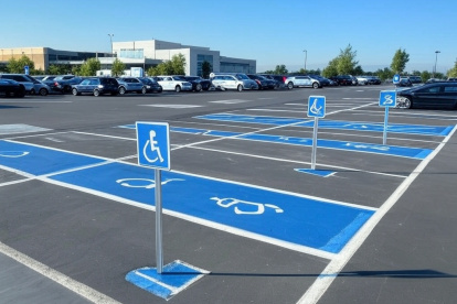 Los adhesivos son necesarios para ocupar parqueos de discapacitados.