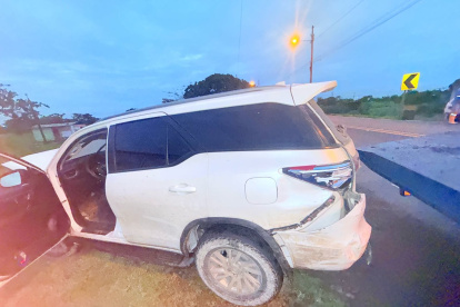 Vehículo de la conductora que causó daños.