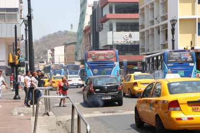Aquiles Álvarez asegura que hay sobreoferta de buses urbanos.