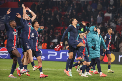 Jugadores de París Sain-Germain festejan con su hinchada luego de la goleada 7-0 a Brest en Champions League