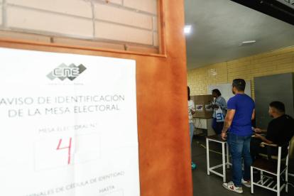 Varios venezolanos ejerciendo su derecho al voto en Caracas (Venezuela).