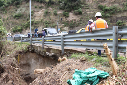 Obra.  La Epmmop realizó trabajos para reforzar la estabilidad del talud con el fin de prevenir la erosión y redirección de agua en la cuneta vial.
