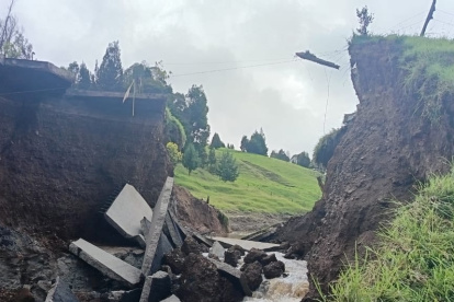 Los vehículos deberán transitar por la vía alterna.