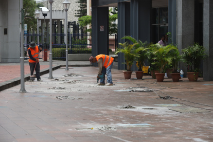 Turismo. En las vías peatonales que conducen al Palacio de Cristal ya se inició el retiro de las baldosas trizadas. Se está preparando el terreno para colocar las nuevas.