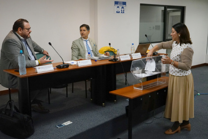 Juan Izquierdo (d) preside la Comisión Calificadora del proceso.