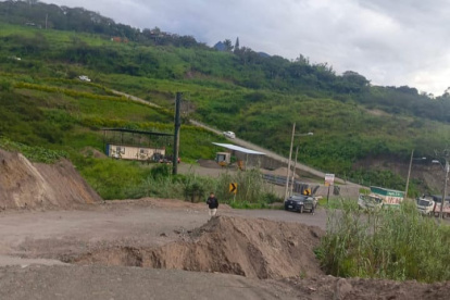 Un socavón en el kilómetro 66 de la vía Cuenca- Girón- Pasaje provocó que colapse la mesa de rodadura.