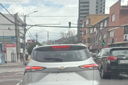 El 14 de febrero del 2025, un usuario en X (@PatricioCa83456) denunció que en Quito circulan vehículos sin placas.