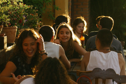 Imagen de archivo de unos jóvenes en uno de los tradicionales bares en las aceras de la Vila Madalena en la ciudad de São Paulo donde se cuenta con una extensa oferta de gastronómica brasileña e internacional. EFE/Caetano Barreira