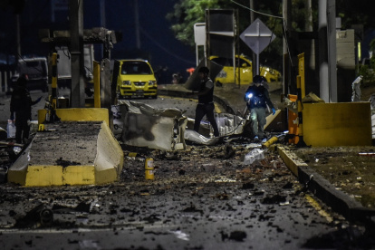 Fuerzas de seguridad recogen evidencia entre escombros de un peaje atacado con explosivos en Villa del Rosario, provincia de Norte de Santander
.