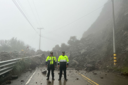 Un gran deslizamiento en el kilómetro 51 de la vía Cuenca- Molleturo- El Empalme provoca el cierre de esta carretera.