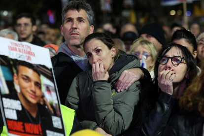 La gente reacciona mientras la multitud se reúne en una plaza en Tel Aviv, horas después de que el grupo palestino Hamas entregara los cuerpos de cuatro rehenes de la Franja de Gaza.