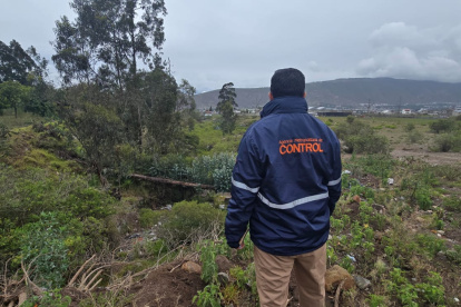 Un operativo en la quebrada Colorada, ubicada en la parroquia San Antonio halló se encontró el arrojo de escombros