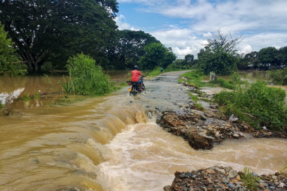 Una vía de tercer orden luce totalmente inundada por efecto de las lluvias.