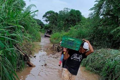 La crecida del río cortó canales de comunicación.