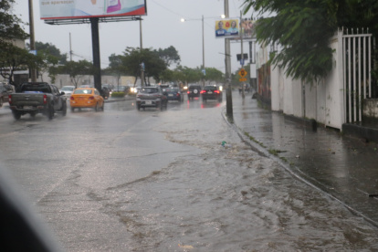 En zonas como la avenida Las Aguas, la lluvia ha causado estragos, como históricamente pasa.