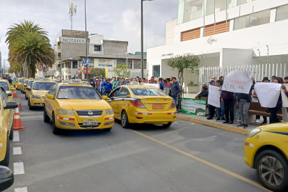 Los transportistas realizaron un plantón en las afueras del Consejo de la Judicatura en Latacunga.
