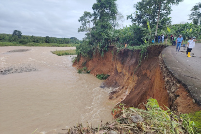 La carretera que une a Moraspungo con La Maná en riesgo de hundimiento por erosión del suelo.