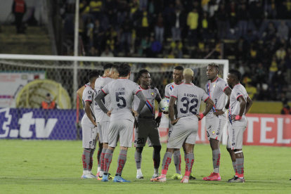 Los jugadores de El Nacional salieron molestos tras perder como locales ante Barcelona.
