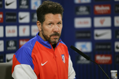 MAJADAHONDA (C.A. DE MADRID), 21/02/2025.- El entrenador del Atlético de Madrid Diego Simeone durante la rueda de prensa posterior al entrenamiento realizado este viernes en la Ciudad Deportiva del club en Majadahonda para preparar el partido de liga que disputa mañana ante el Valencia. EFE/Zipi Aragón
