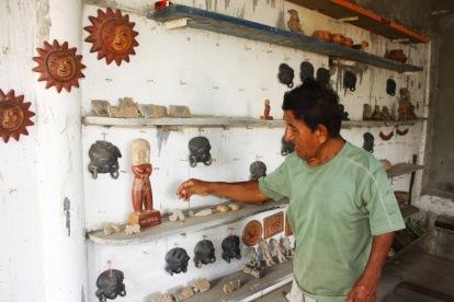 Joselito Ángel Yagual, un comunero de Valdivia es quien ha recopialdo las piezas de gran valro cultgural para Santa Elena.