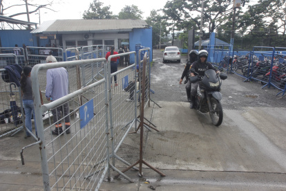 Sujetos a bordo de un vehículo balearon el Centro de Reclusión de Varones desde la parte exterior.