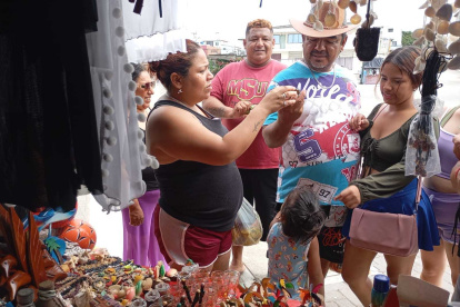 Los turistas tanto nacionales como extranjeros se quedan admirados de ver tanta belleza hecha a mano por los artesanos de Playas.