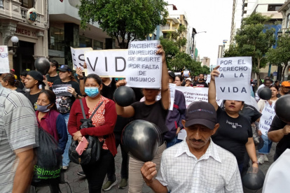 Pacientes renales realizaron una caminata en el centro de Guayaquil para exigir el pago a las dializadoras.