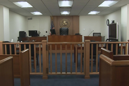 Una sala vacía de un tribunal de inmigración estadounidense.