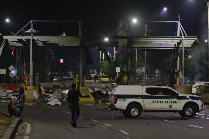 Policías inspeccionan el peaje de Villa del Rosario destruido por explosivos este jueves en Cúcuta (Colombia).