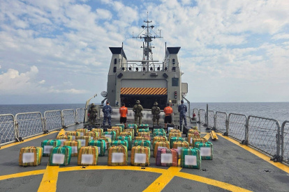 Salina Cruz. Paquetes de cocaína y combustible incautado por la Armada de México en la costa de Oaxaca.