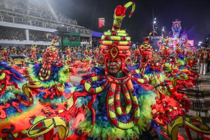 La escuela de samba Viradouro, desfilando en el sambódromo de Rio de Janeiro (Brasil).