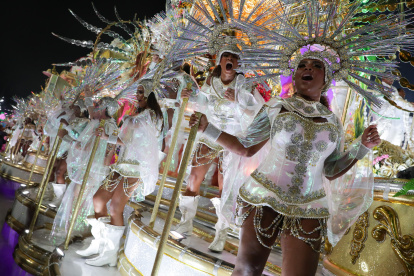 Foto de archivo de la escuela de samba Mangueira en el Sambódromo de Río de Janeiro (Brasil).
