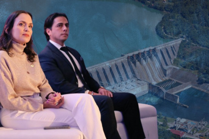 Ministra y viceministro de Energía anunciaron proyectos eléctricos ante inversionistas.