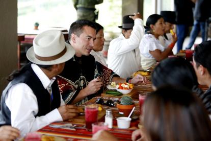 Daniel Noboa en un desayuno con representantes de comunidades.
