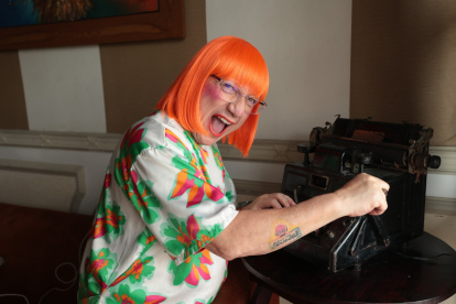 Tomás Delgado como La Vecina.