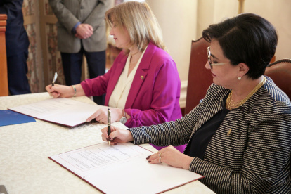 Gabriela Sommerfeld, canciller ecuatoriana, firmó el memorando.