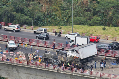 Situación. En el choque múltiple estuvieron involucrados un tráiler, un camión y tres vehículos livianos, dejando como saldo una persona fallecida.