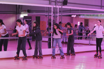 En Roller Dance, para quienes patinan por primera vez, la pista cuenta con barandas e instructores que guían a los principiantes. La actividad se hace el ritmo de música ochentera.