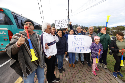 En el puente 2, los moradores dicen que un peaje en una zona urbana es ilegal.