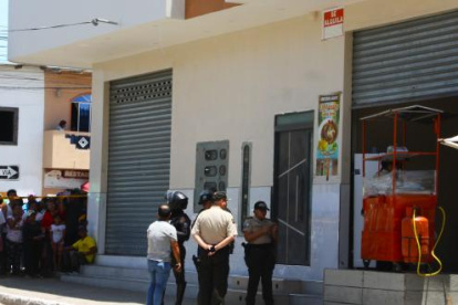 En Santa Elena, una víctima de delincuencia persiguió y embistió a los antisociales.