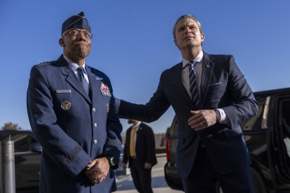 El presidente del Estado Mayor Conjunto de los Estados Unidos, Charles Q. Brown Jr. (i), destituido por Donald Trump, junto al Secretario de Defensa, Pete Hegseth.