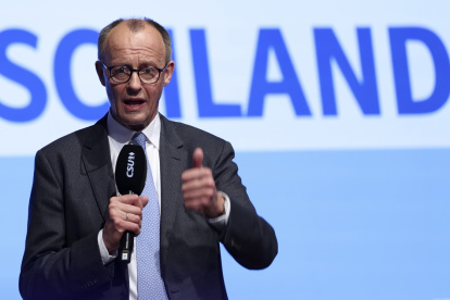El presidente de la Unión Demócrata Cristiana (CDU) de Alemania, Friedrich Merz, habla durante el evento de campaña electoral final en Munich.