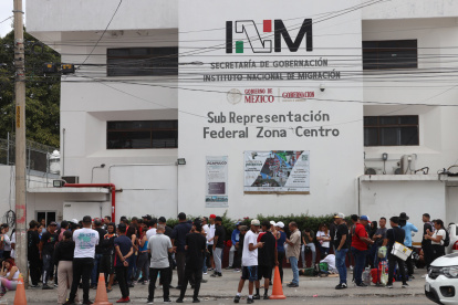 Migrantes, en su mayoría venezolanos, hacen fila en una estación migratoria este sábado 21 de febrero en el municipio de Tuxtla Gutiérrez (México).