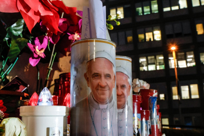 Velas y flores frente al hospital Gemelli de Roma donde está ingresado el papa Francisco.