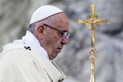 El papa Francisco permanece en estado crítico en el hospital Gemelli de Roma, mientras la Iglesia católica observa su evolución con preocupación.